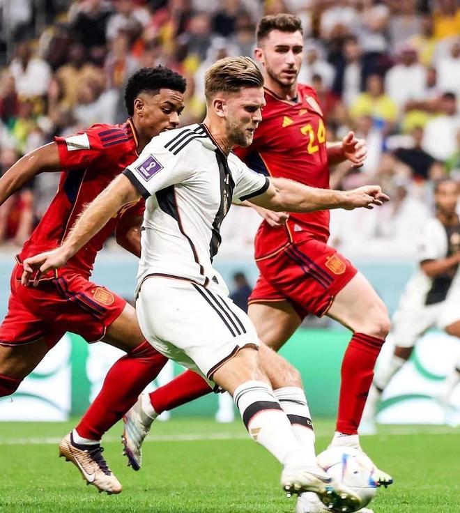 川超凉山队球员飞踹主裁，律师：或面临拘留、罚款和长期禁赛（川超凉山队球员怒踹主裁判，律师称或面临拘留、罚款及长期禁赛）