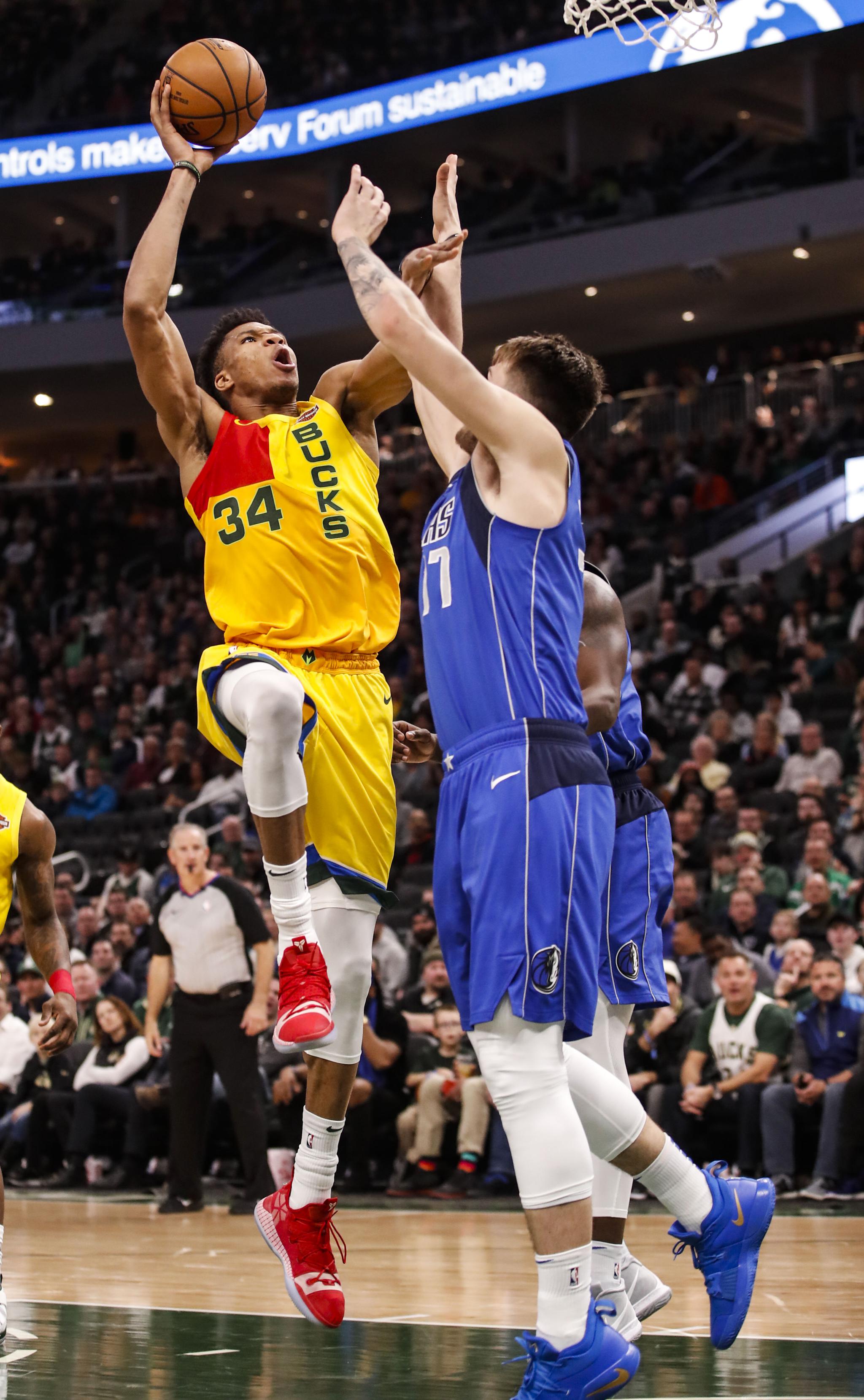 德佬：那不勒斯比去年更强；我喜欢意大利诺这样的教练（德劳伦蒂斯：那不勒斯比上赛季更强，我欣赏意大利诺这种类型的主帅）